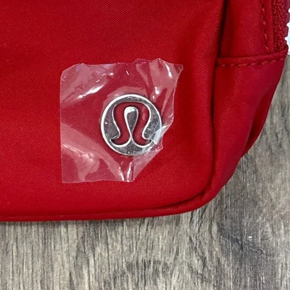 NWT Lululemon Everywhere Belt Bag In College Crimson - Picture 4 of 10